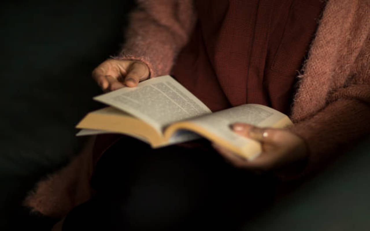 अगर आपको भी है रात में पढ़ने की आदत, तो इन 8 फायदों के बारे में जानकर चौंक जाएंगे आप