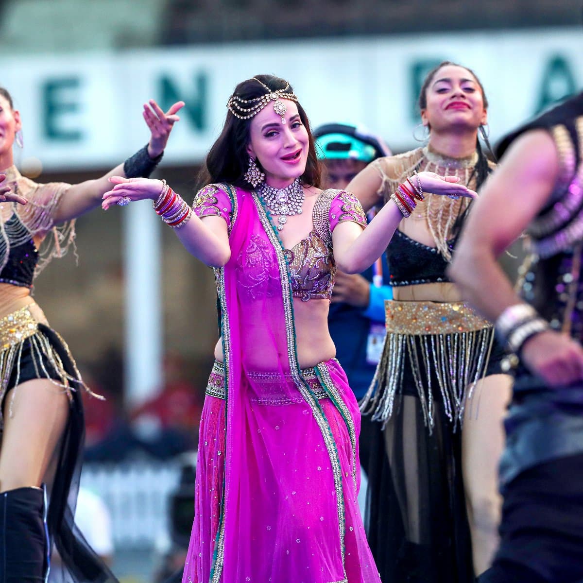 UP T-20 League Opening Ceremony में टाइगर-अमीषा के डांस ने बांधा समां, गदर फिल्म के गानों पर झूम उठे दर्शक