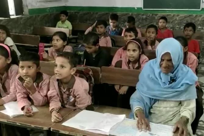 Aacha lagta hai padhna: अंग्रेजों के जमाने की खान चाची प्राइमरी स्कूल में बच्चों के बीच बैठकर करतीं हैं पढ़ाई