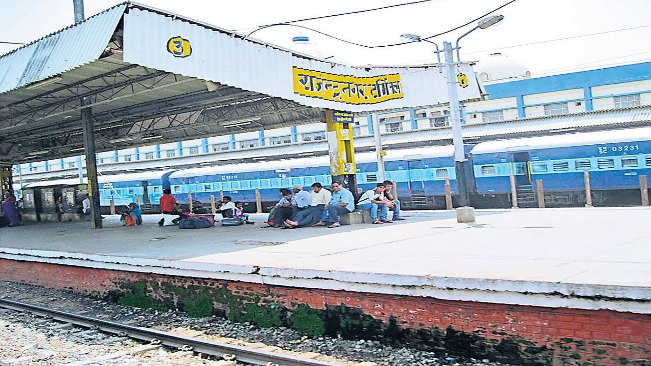 पटना में ट्रेन उड़ाने की धमकी देने वाला निकला शिक्षक, स्टेशन मास्टर से डेढ़ करोड़ रुपए मांगी रंगदारी, गिरफ्तार