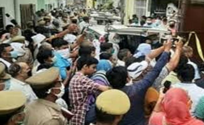 यूपी के एटा में बंद मकान से मिला पांच शव, हत्या या आत्महत्या में उलझा मामला