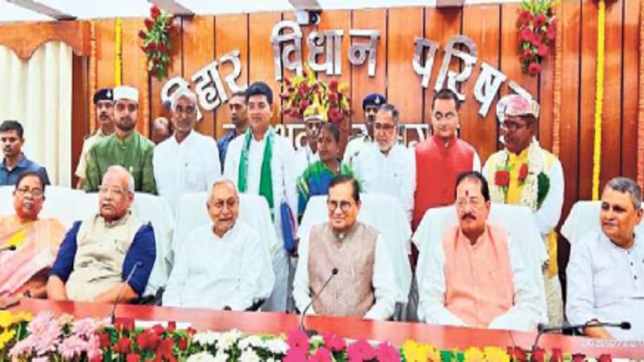 Bihar News: सात सदस्यों को दिलायी गयी विधान परिषद की सदस्यता, हरि मैथिली तो मो सोहैब ने उर्दू में ली शपथ
