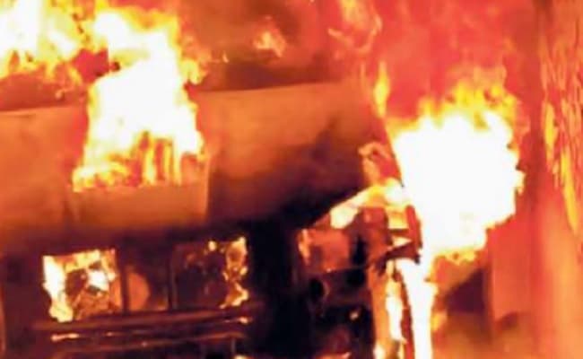 Bihar: वैशाली में पंजाब नेशनल बैंक की गोरौल शाखा में लगी भीषण आग, धू-धू कर जला ब्रांच, पहुंची दमकल की टीम