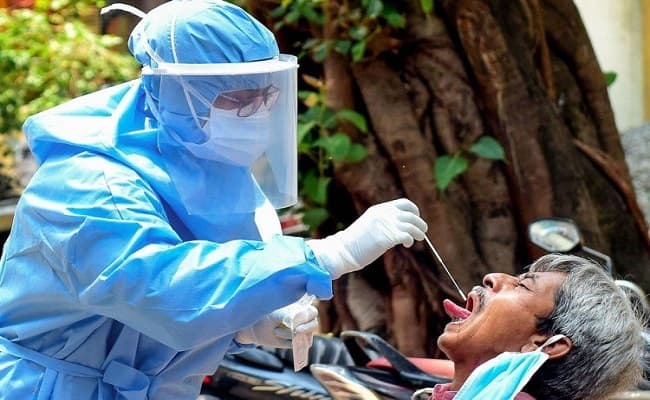 Lockdown Effect: सिर पर सामान लेकर पैदल अपने घरों की तरफ निकले प्रवासी मजदूर, कोरोना संक्रमित भी भीड़ में ही चले साथ