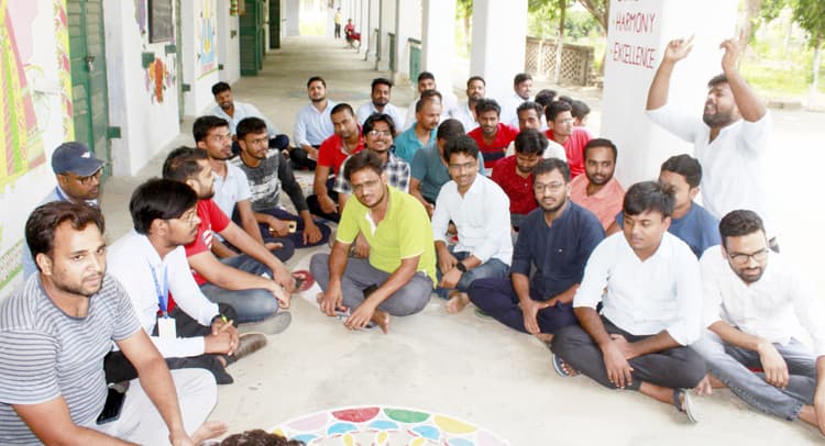 Bhagalpur: खेल शिक्षक पर गाली देने का आरोप लगा कर बीएड के छात्रों ने किया कॉलेज में हंगामा