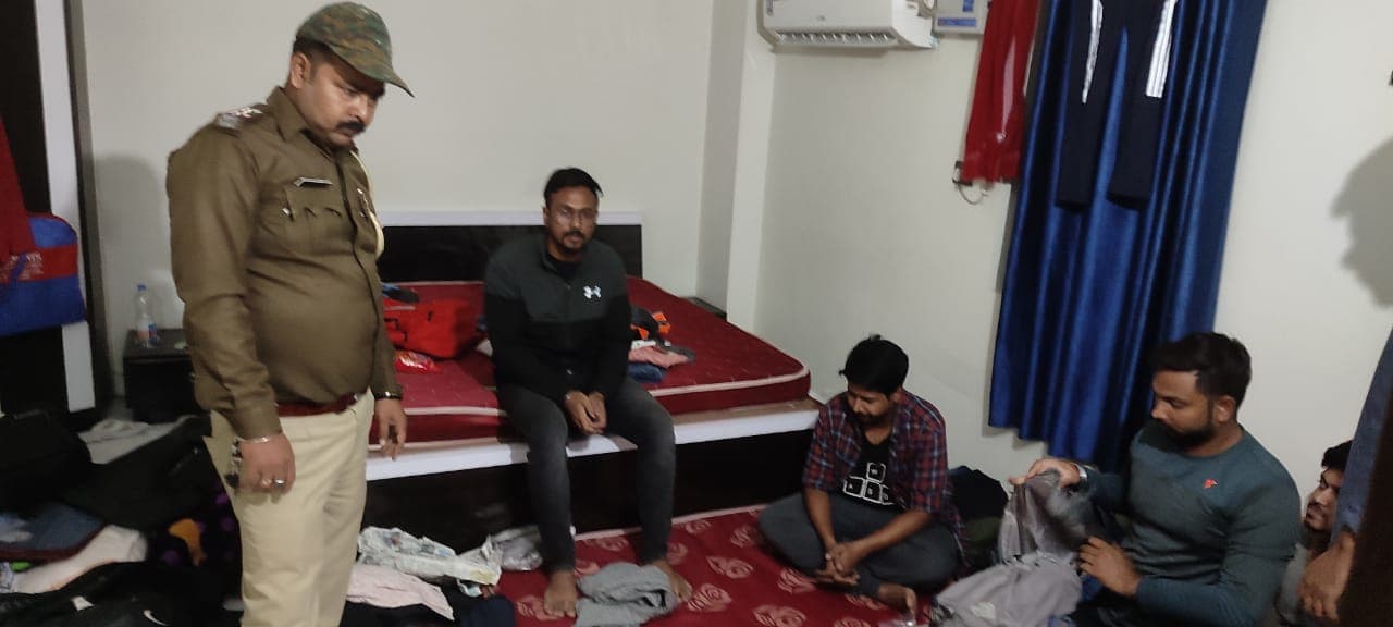 शराब पर वार: होटलों व स्लम एरिया में पुलिस की बड़ी छापेमारी, तीन होटल संचालकों समेत 25 गिरफ्तार