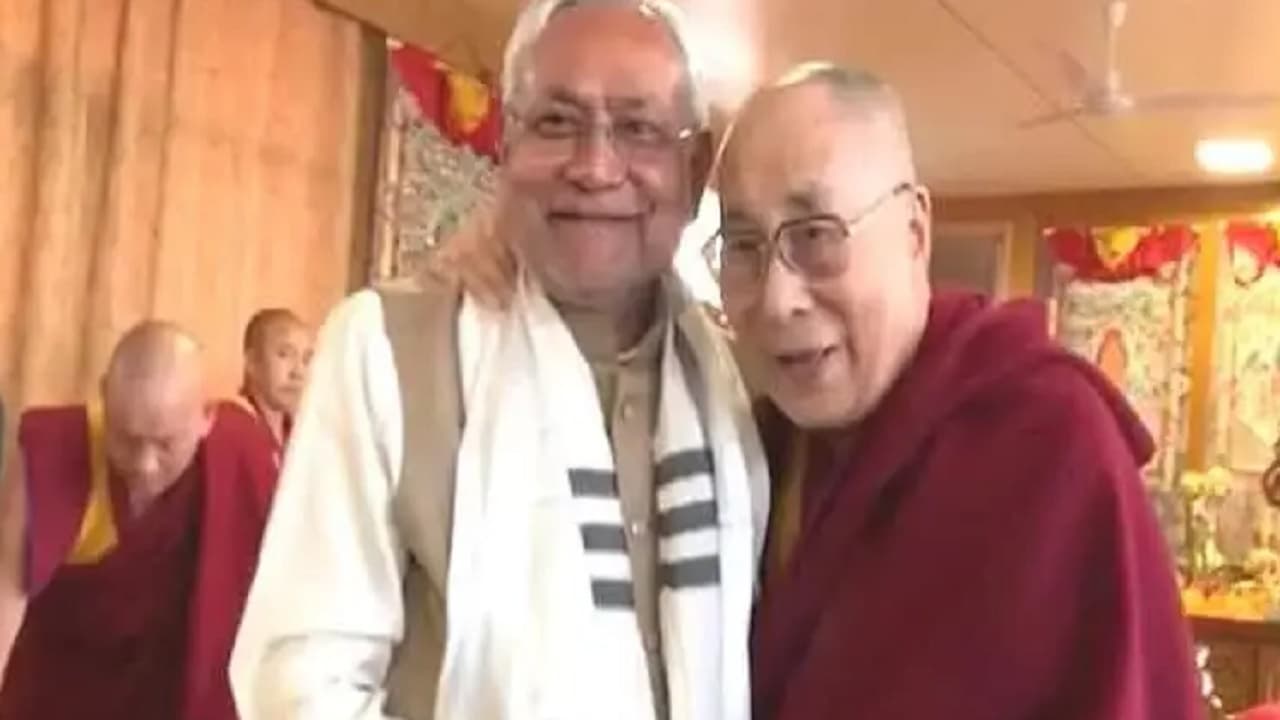 CM नीतीश कुमार ने बौद्ध धर्म गुरु दलाई लामा से की मुलाकात, महाबोधि मंदिर पहुंचकर की पूजा-अर्चना