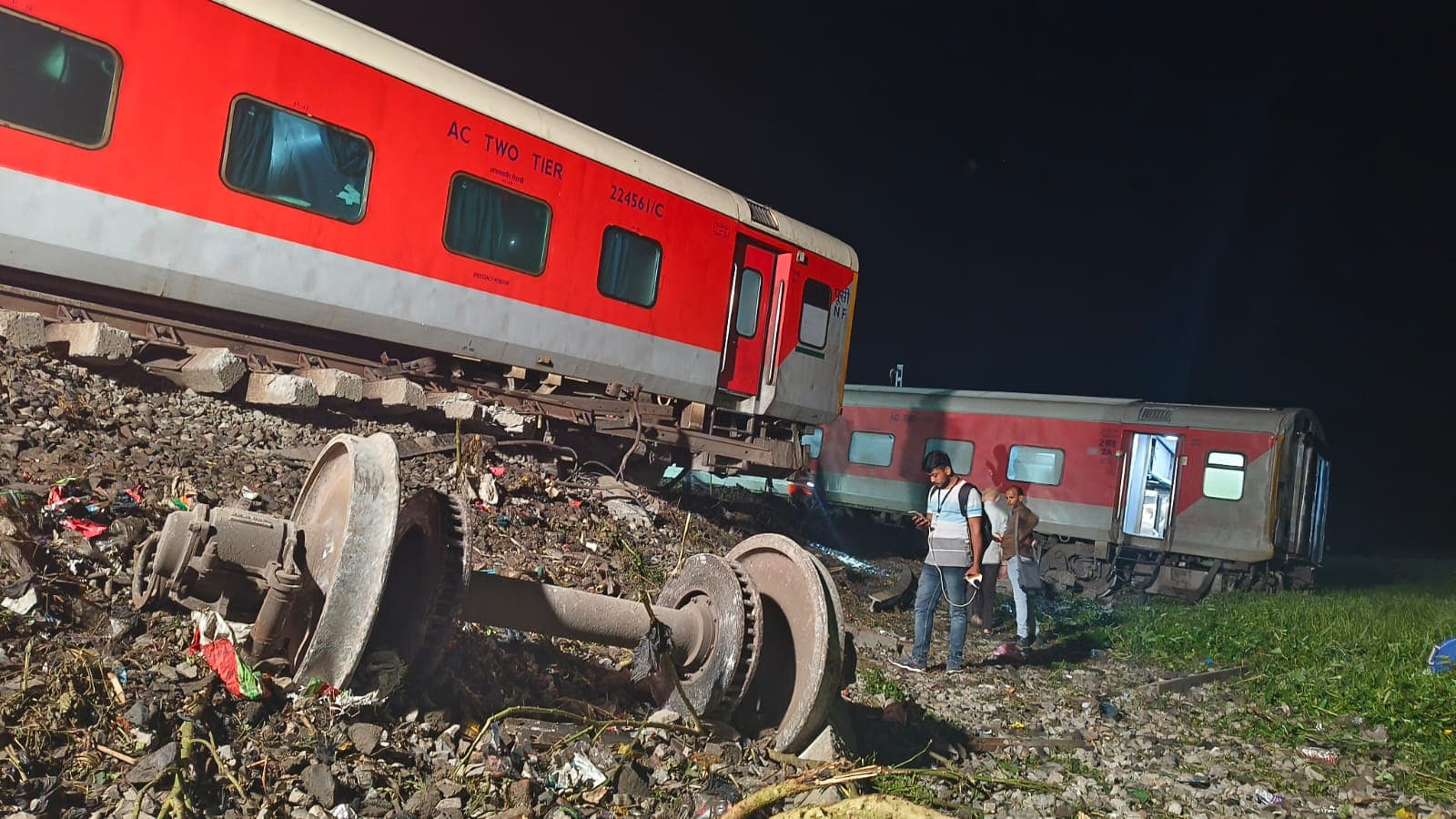बिहार में बड़ा रेल हादसा, नॉर्थ ईस्ट एक्सप्रेस के 23 डिब्बे पटरी से उतरे, 6 लोगों की मौत, 300 घायल