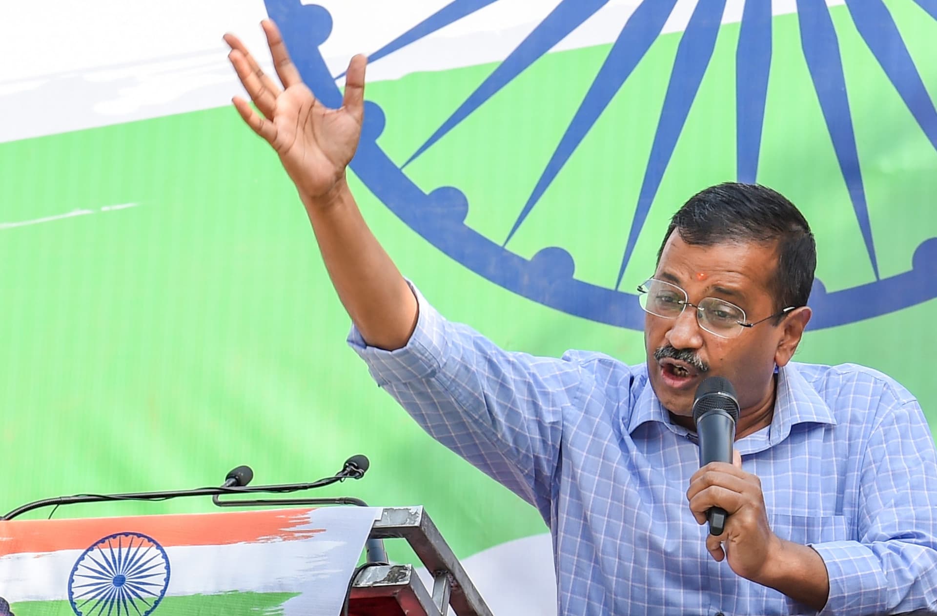 केजरीवाल ने केंद्र से हाथ जोड़कर की विनती, बोले - 'एमसीडी चुनाव मत टालिए मोदीजी!'