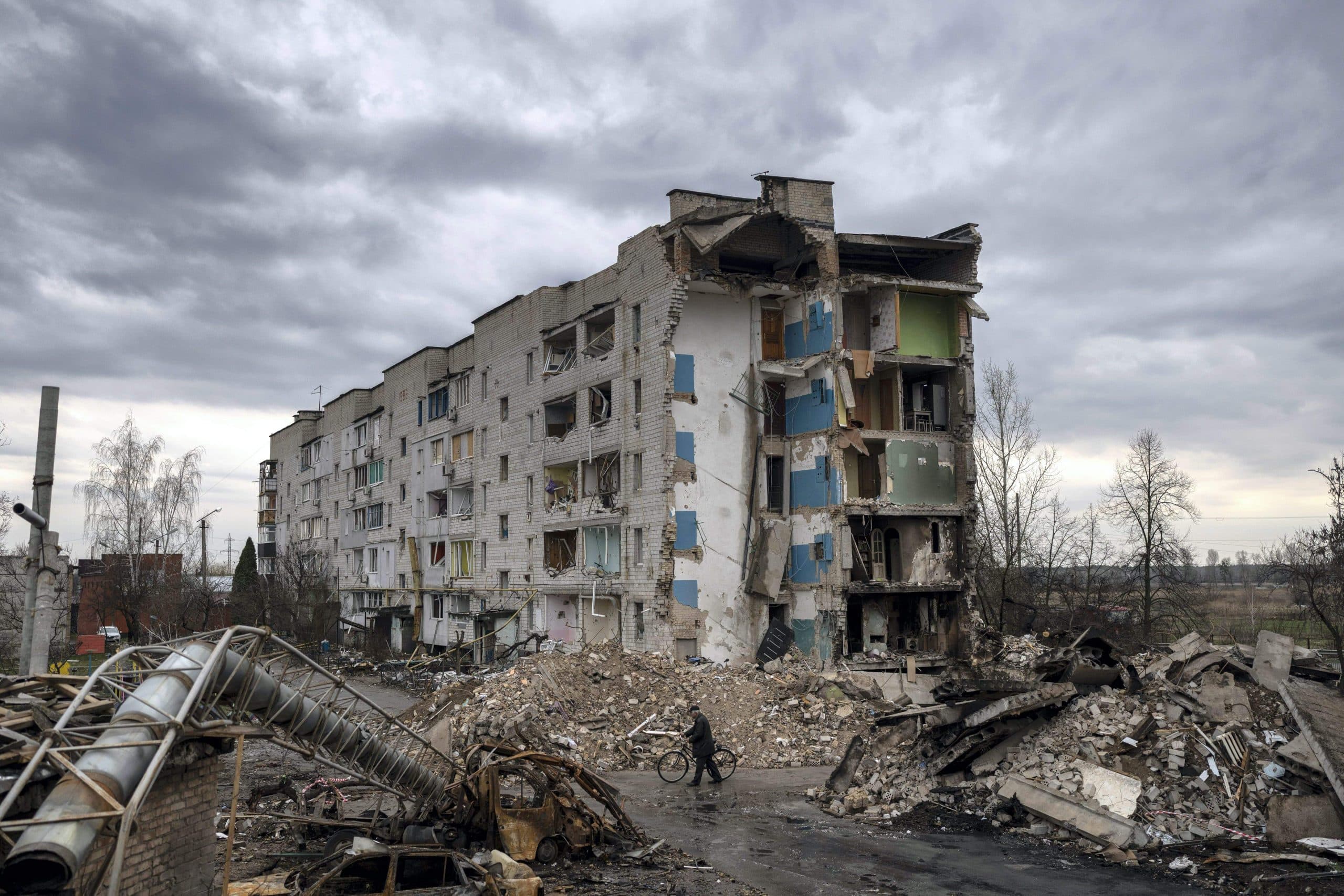 रूस-यूक्रेन युद्ध : ...और इस तरह रूस के मिसाइल हमले से बच गया यूक्रेनी परिवार, सुनाई दर्द भरी कहानी