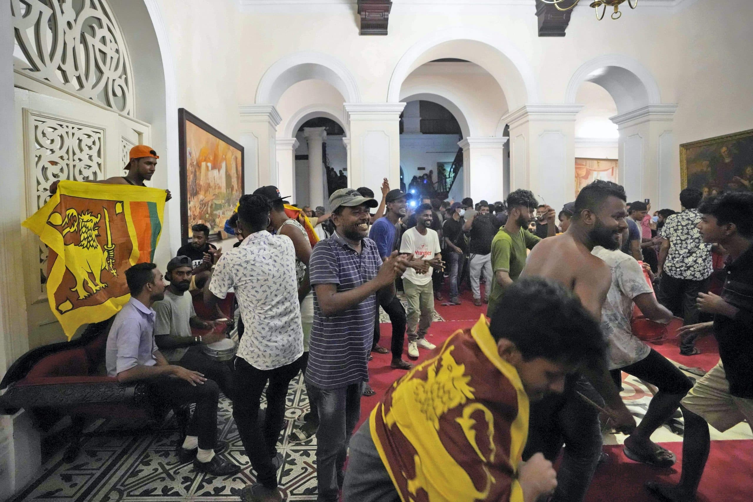 श्रीलंका में प्रदर्शन जारी, राष्ट्रपति राजपक्षे का अबतक पता नहीं, प्रधानमंत्री विक्रमसिंघे के घर पर कब्जा