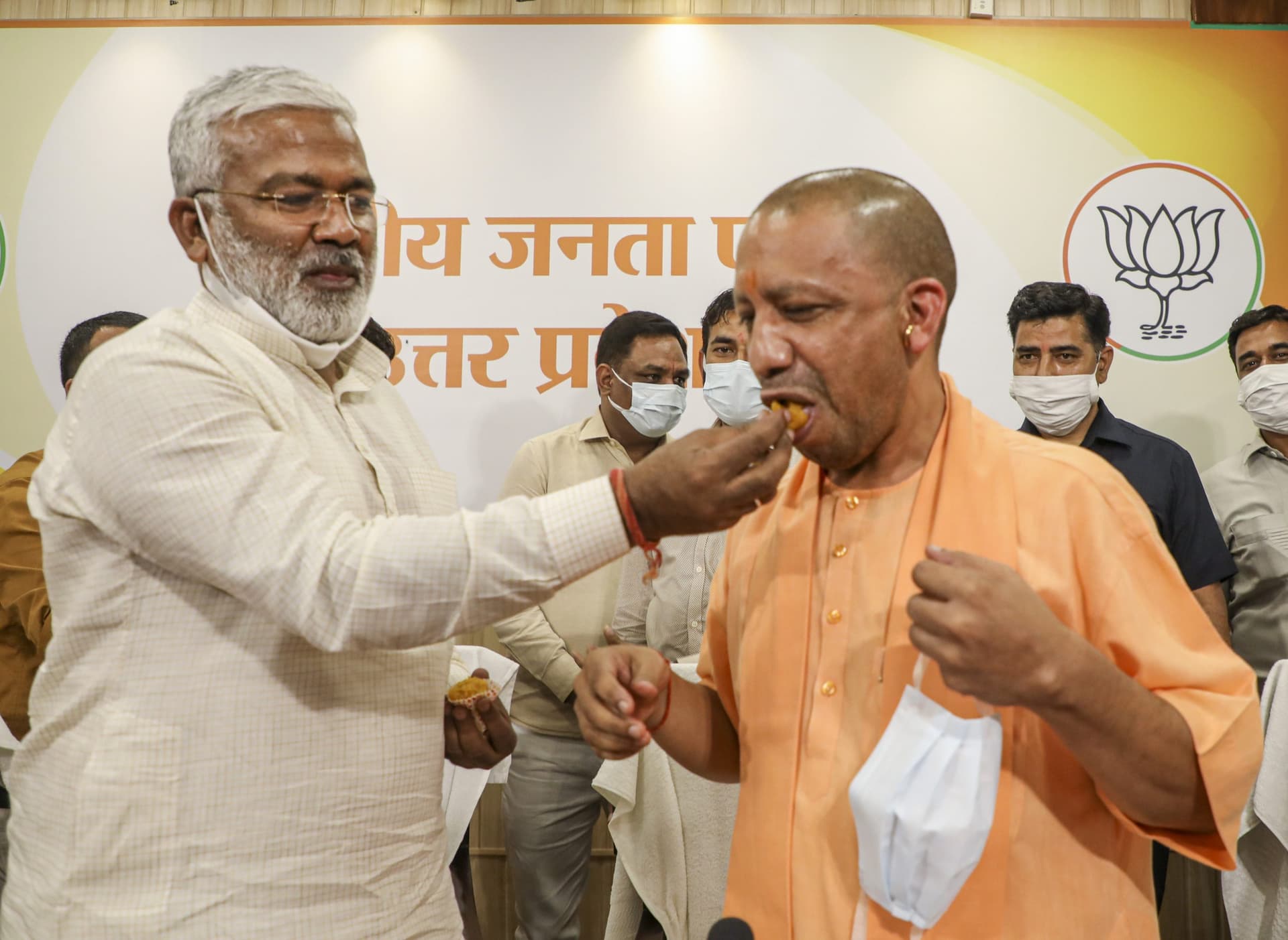 UP Block Pramukh Chunav Result : BJP ने फहराया परचम, 648 ब्लॉकों में जीत,14 जिलों में क्लीन स्वीप,सूची देखें UP Block Pramukh Chunav Result : BJP ने फहराया परचम, 648 ब्लॉकों में जीत,14 जिलों में क्लीन स्वीप,सूची देखें