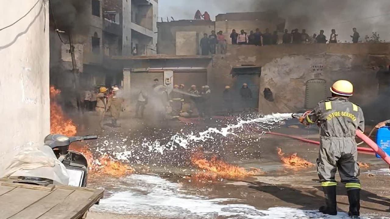 अलीगढ़ में बजरंग दल कार्यकर्ताओं ने थाने का घेराव कर किया हल्ला बोल प्रदर्शन, पुलिस पर लगाया ढिलाई का आरोप