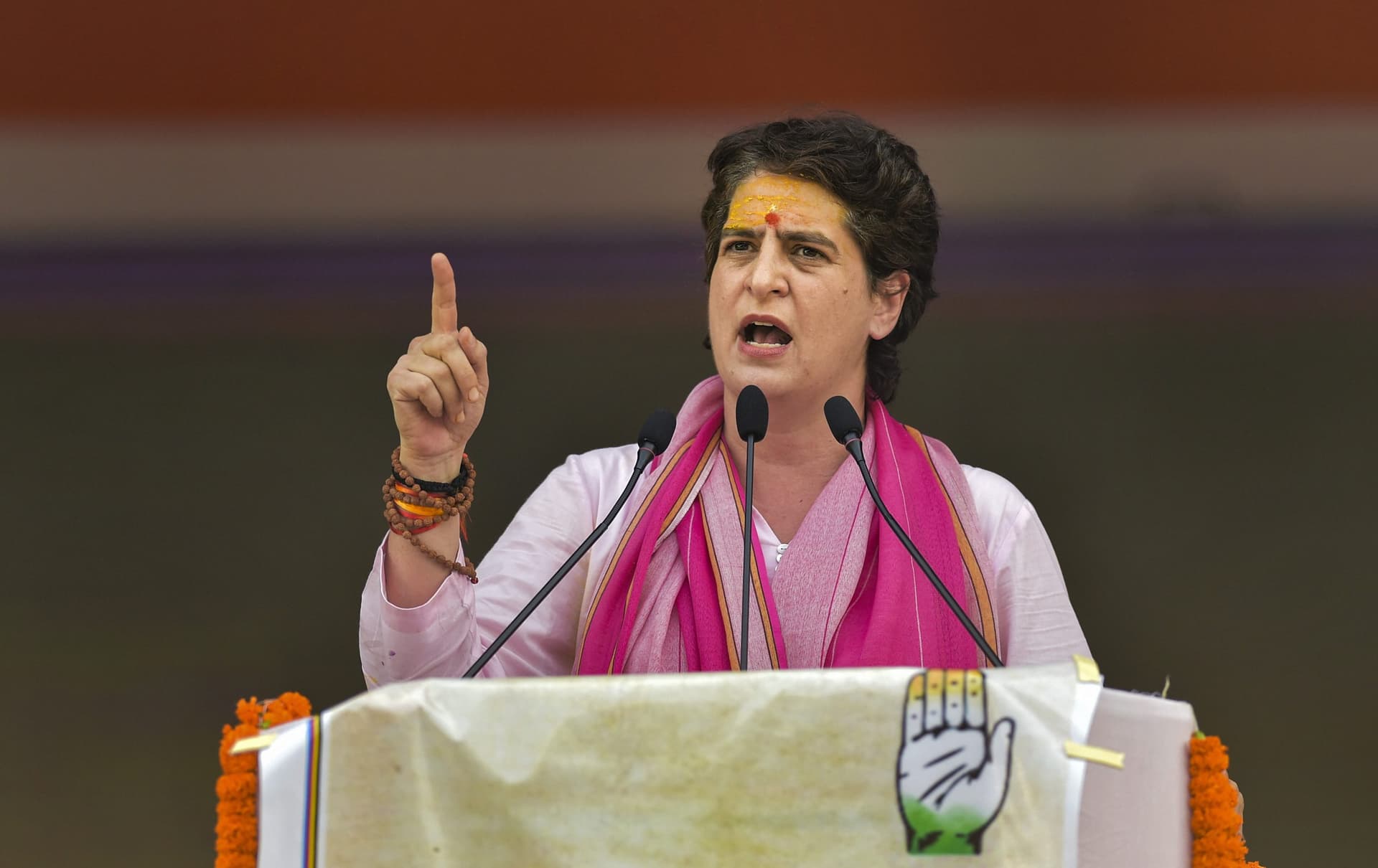 UP Election: 7वें चरण से पहले कबीर चौरा मठ पहुंची प्रियंका गांधी, काशी में सियासी समीकरण बदलने का प्रयास