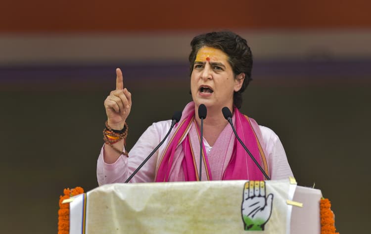 UP Election: 7वें चरण से पहले कबीर चौरा मठ पहुंची प्रियंका गांधी, काशी में सियासी समीकरण बदलने का प्रयास