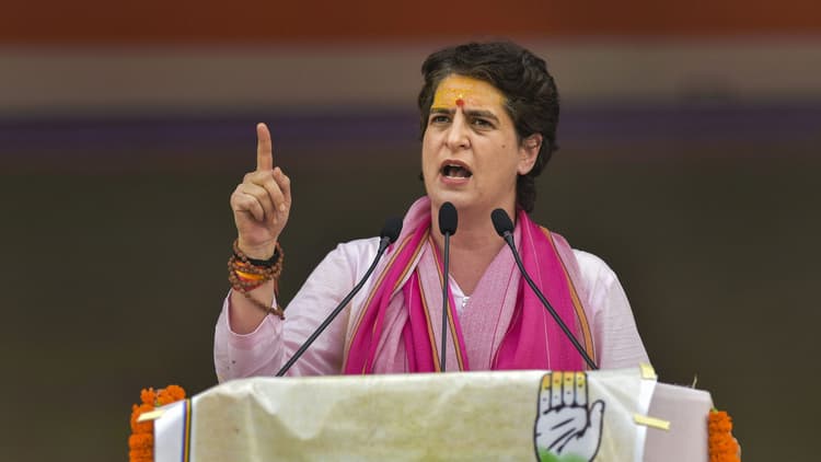 प्रियंका गांधी को हिरासत में लेने के बाद पुलिस ने छोड़ा, चार सदस्यों के साथ आगरा जाने की मिली अनुमति