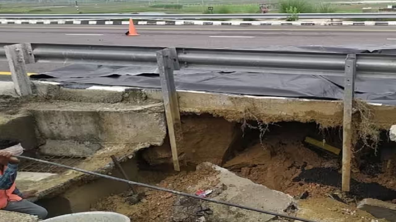 UP News: भारी बारिश से आजमगढ़ के पास पूर्वांचल एक्सप्रेस-वे पर धंसी सड़क, एक तरफ का आवगमन बंद