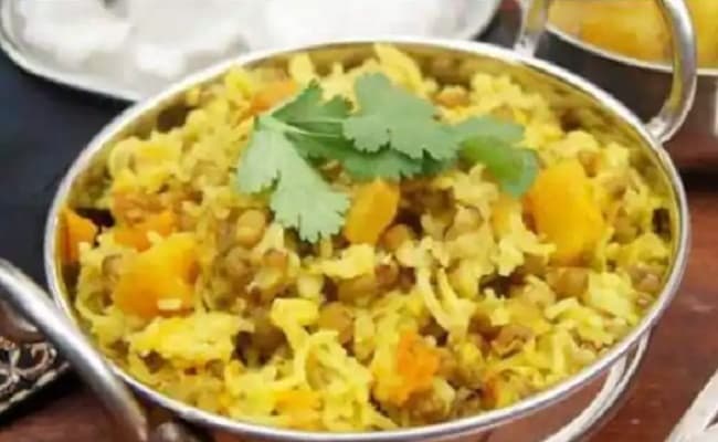 Makar Sankranti 2021: दान-पुण्य का पर्व है मकर संक्रांति, जानिए इस दिन खिचड़ी खाना और दान करना क्यों माना जाता है श्रेष्ठ Makar Sankranti 2021: दान-पुण्य का पर्व है मकर संक्रांति, जानिए इस दिन खिचड़ी खाना और दान करना क्यों माना जाता है श्रेष्ठ