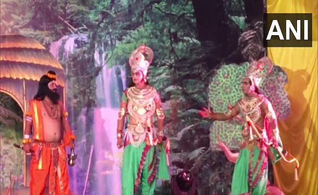 Ayodhya ki Ramleela: अयोध्या में रामलीला का दूसरे दिन हुआ मंचन, जानें अभिनेता सांसद रविकिशन व मनोज तिवारी कब पहुंचेंगे अयोध्या…