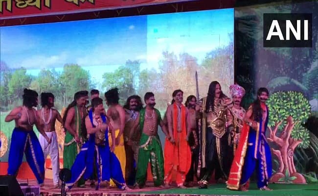 Ayodhya ki Ramleela: रामजन्म की लीला से मंत्रमुग्ध हुए दर्शक, जानें अयोध्या रामलीला में भाव विभोर करने वाला क्या रहा प्रसंग...
