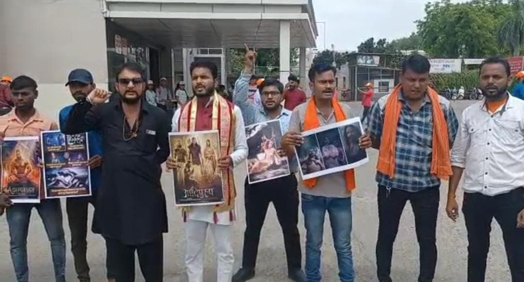 लखनऊ से लेकर आगरा तक 'आदिपुरुष, का विरोध, RLD ने लिखा सीएम को पत्र तो हिंदू संगठनों ने दी तहरीर