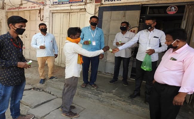 लॉकडाउन में स्वयंसेवी संगठनों का योगदान की हो रही सराहना, कोरोना से जंग लड़ रहे कर्मवीरों के बीच बांट रहे मास्क और सैनिटाइजर