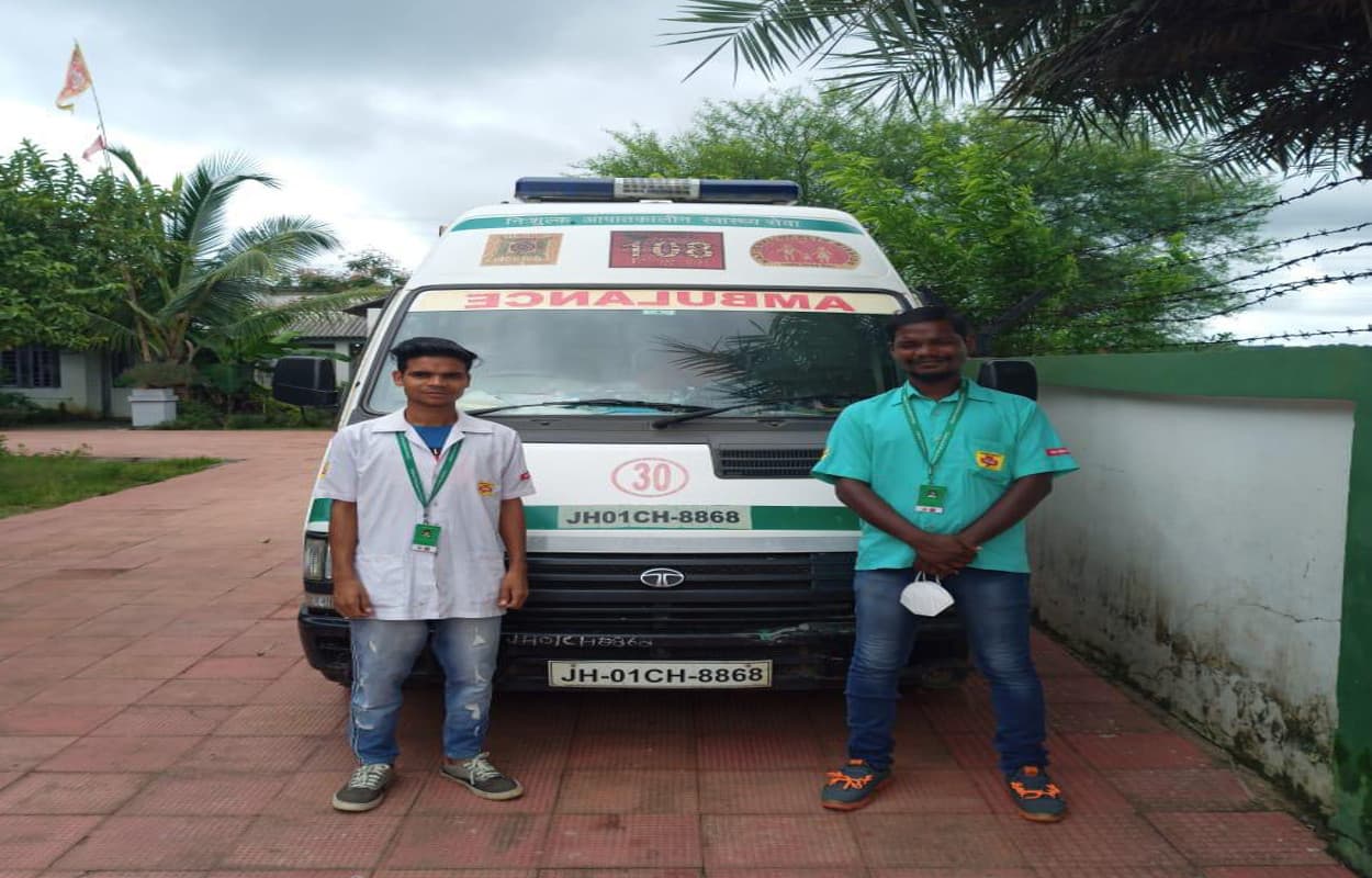 कोरोना से मौत पर संक्रमित को परिवार का नहीं मिला साथ, एंबुलेंस कर्मियों ने किया अंतिम संस्कार