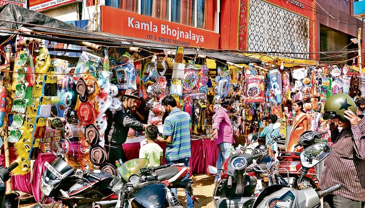 बेमौसम बारिश और कोरोनावायरस का इफेक्ट : गुलाल, पिचकारी और मुखौटे की बिक्री घटी