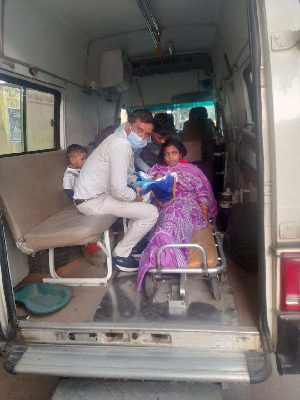 Lucknow News: 108 व 102 एम्बुलेंसों में गूंजी किलकारी, लखनऊ की एम्बुलेंसों में हफ्ते भर में चार बच्चों का जन्म