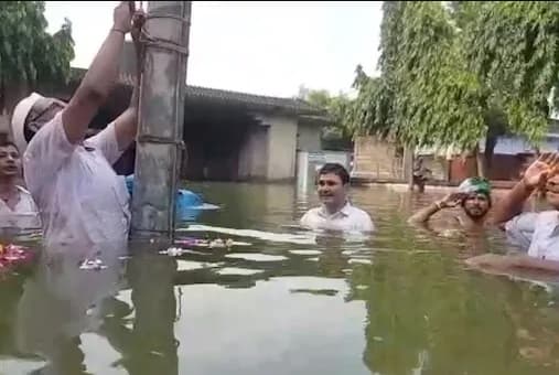 वैशाली में बाढ़ पीडितों ने नाव पर फहराया झंडा, खगड़िया में पानी में खड़े होकर लोगों ने दी झंडे को सलामी