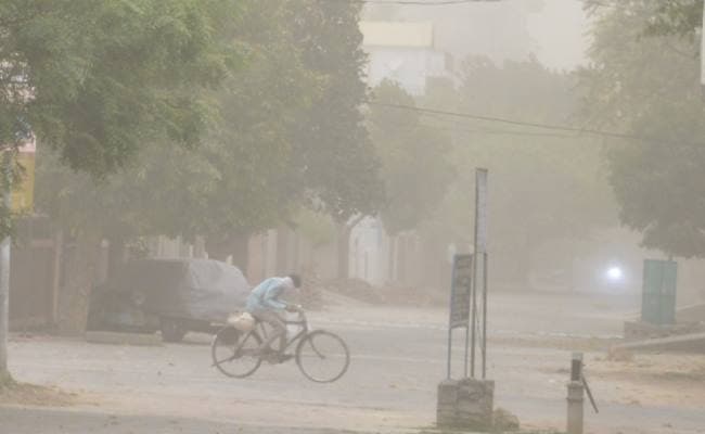 भागलपुर: मानसून से पहले बारिश व आंधी ने उड़ाए शेड और छप्पर, 40 से 50 किलोमीटर प्रतिघंटे रही हवा की रफ्तार