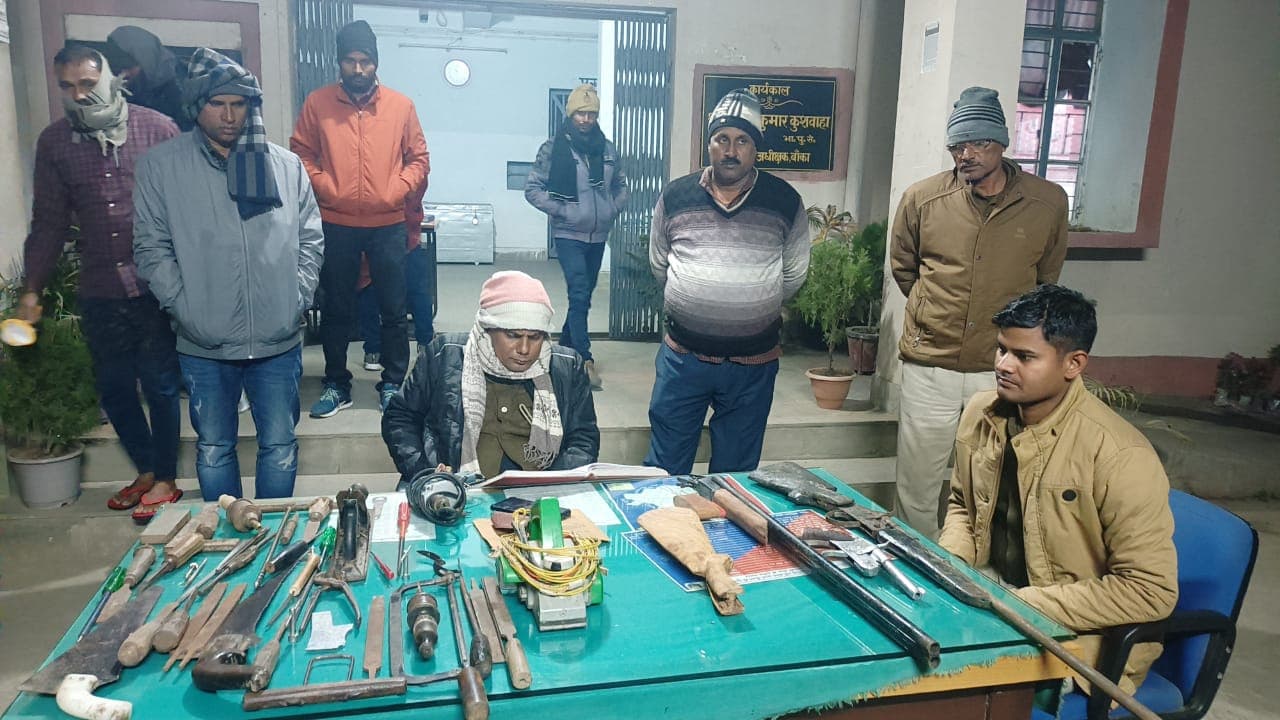 Bihar: बांका में मिनी गन फैक्ट्री चला रहे थे ससुर व दामाद, छापेमारी में हथियारों के जखीरे संग दोनों धराए