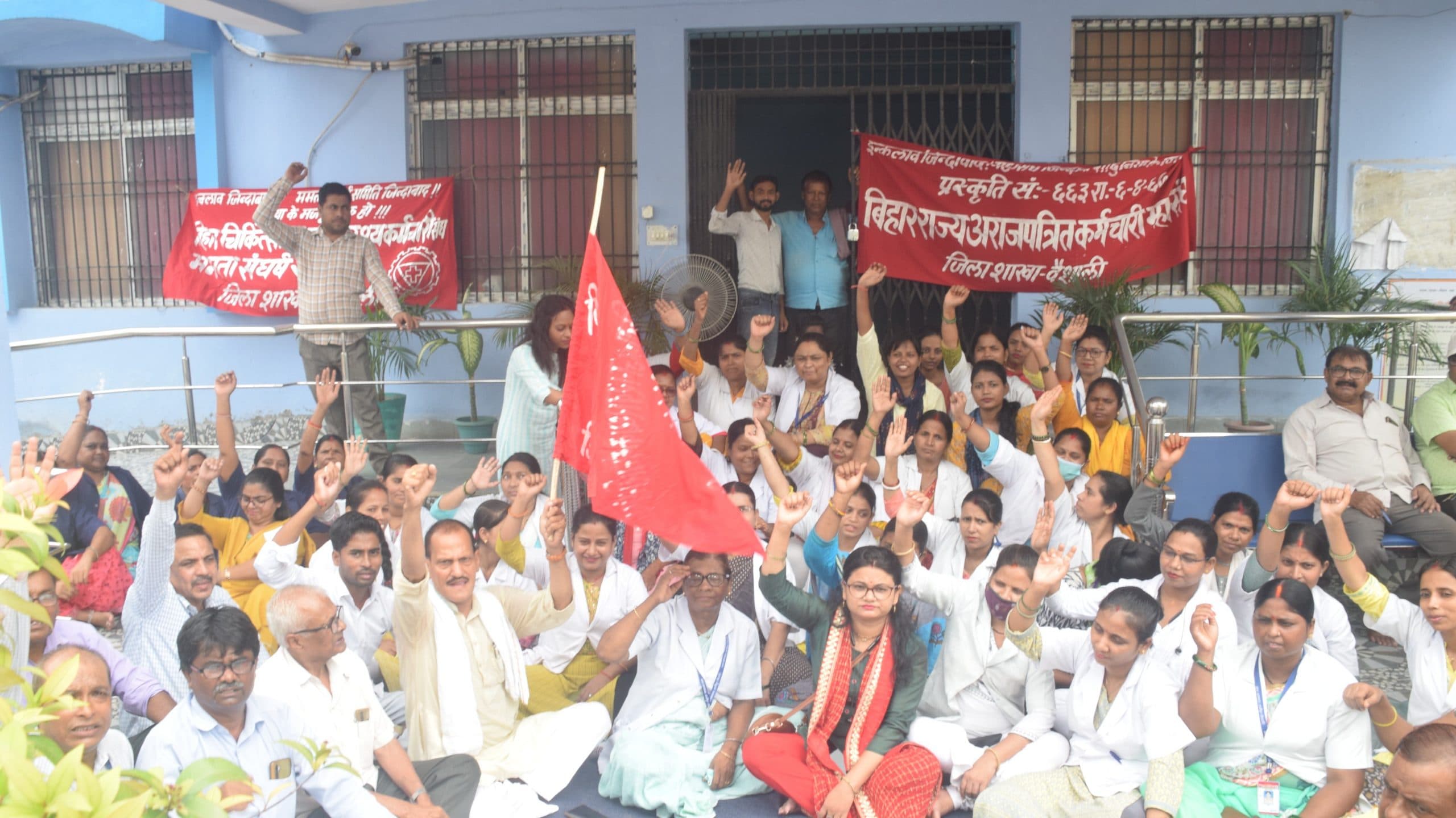 हाजीपुर सदर अस्पताल में मरीज की मौत के बाद तोड़फोड़, डॉक्टर और स्वास्थ्य कर्मी बैठे हड़ताल पर