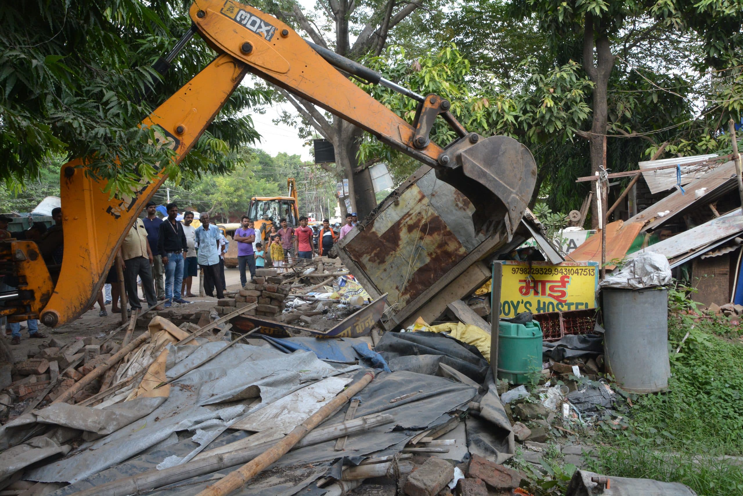 PHOTOS: पटना में चला बुलडोजर तो मची अफरातफरी, सामान लेकर भागने लगे कारोबारी, देखिए तस्वीरें..