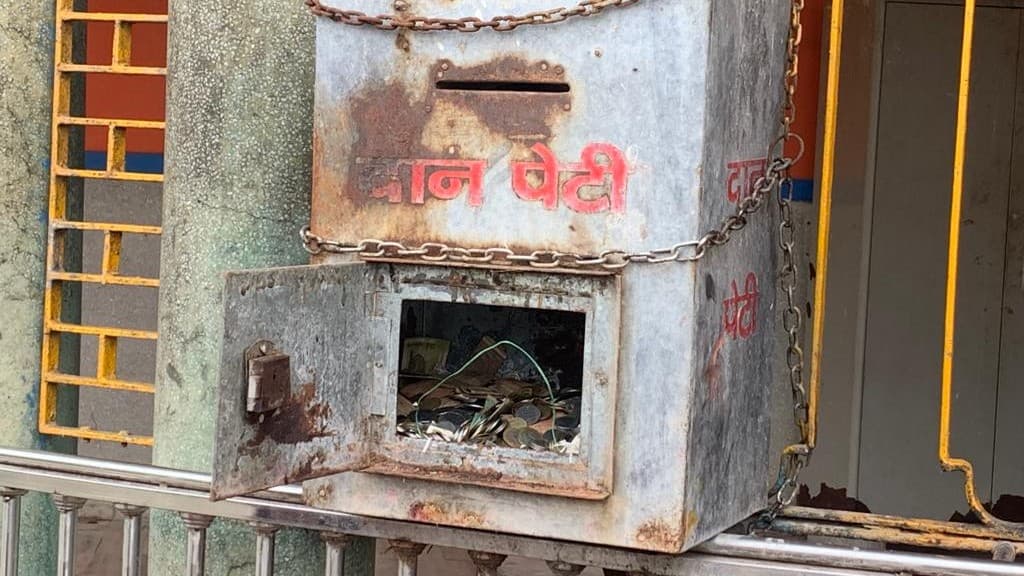 मुंगेर के मां चंडिका स्थान मंदिर से एक महीने में तीसरी बार हुई चोरी, सीसीटीवी में कैद हुई वारदात