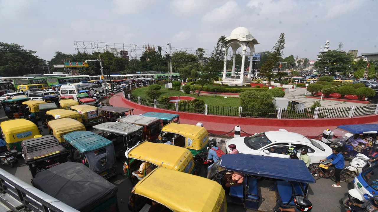 PHOTOS: पटना में सड़क जाम के कारण लोगों को हुई परेशानी, कारगिल चौक पर दो घंटे तक रेंगते रहे वाहन