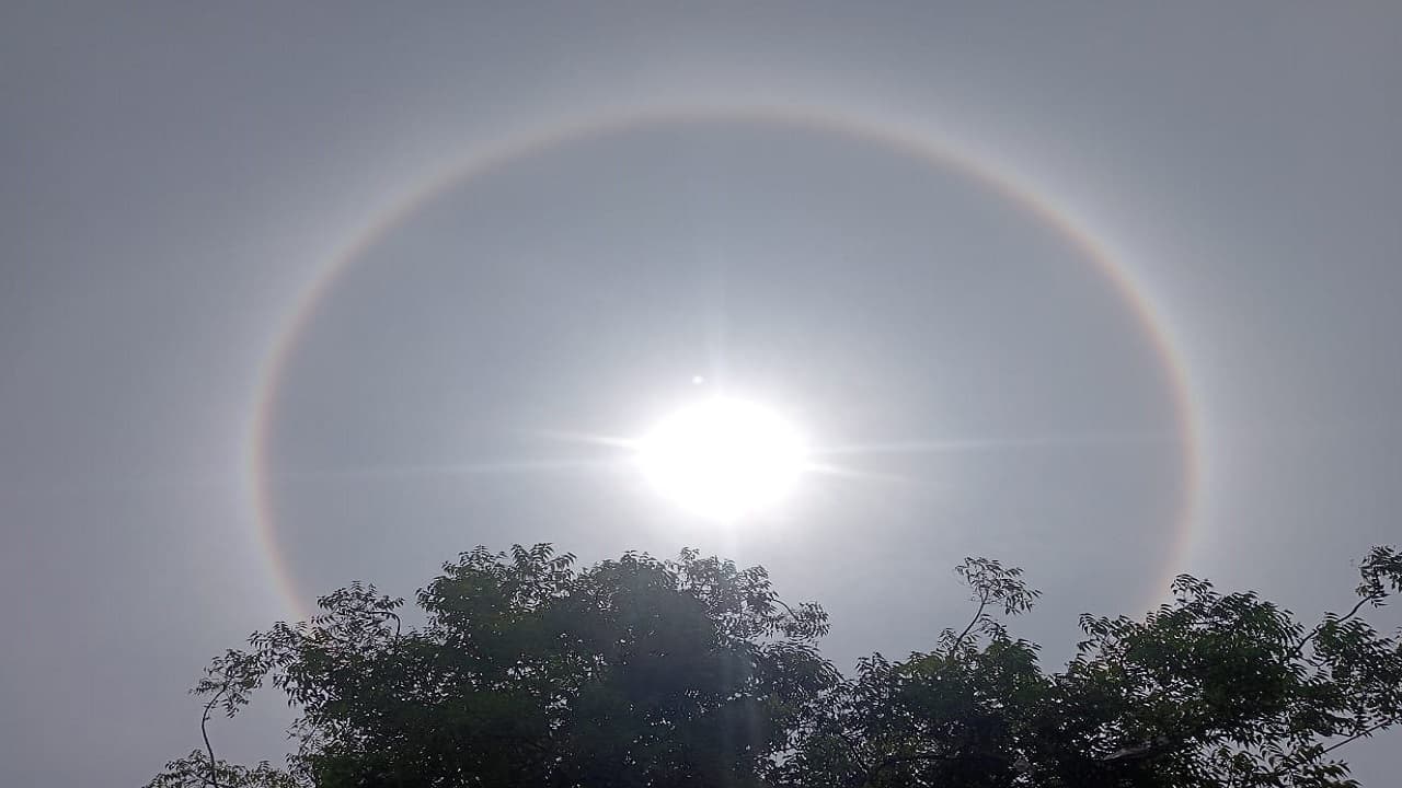 UP News : सूरज ने दशकों बाद पहनी चमकती रिंग,  जानें कहां  दिखी इंद्रधनुषी गोला बनने की दुर्लभ खगोलीय घटना
