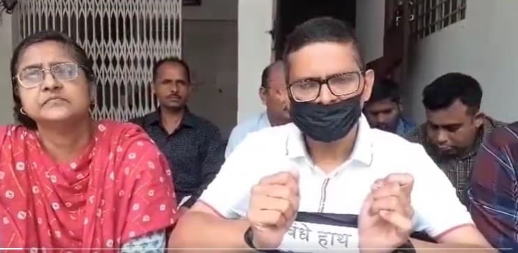 UP News : डीजीपी से मिलने जा रहे अमिताभ ठाकुर को पुलिस ने रोका, घर पर दिया सांकेतिक धरना