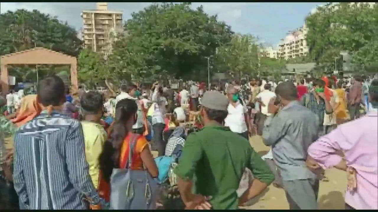 ट्रेन रद्द होने के बाद कांधीवली महावीर नगर में उमड़ा प्रवासी मजदूरों का हुजूम