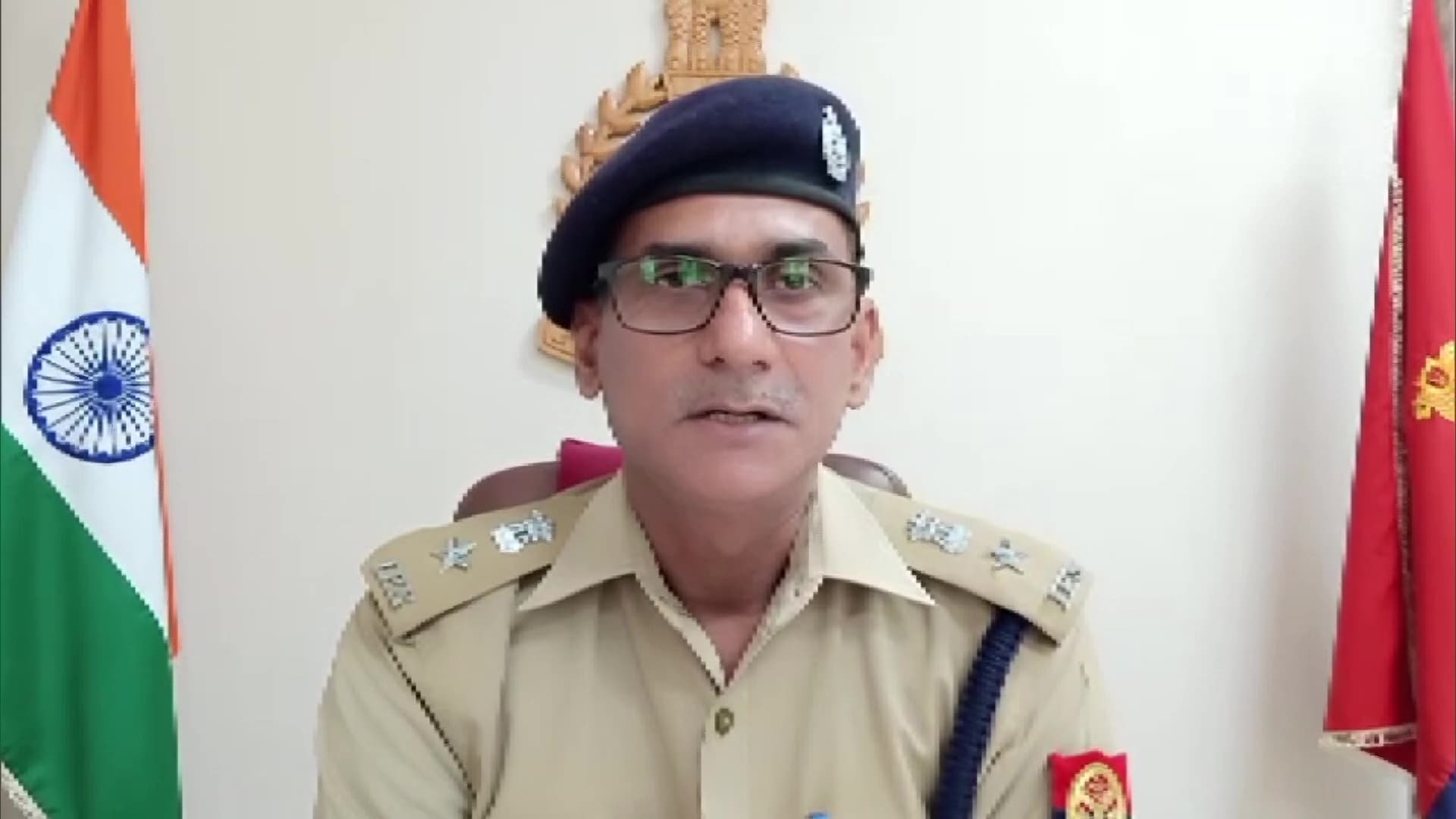 बहराइच में पुलिस अधिकारी के रूप में 14 वर्षीय किशोर समझा रहा लॉकडाउन का महत्व