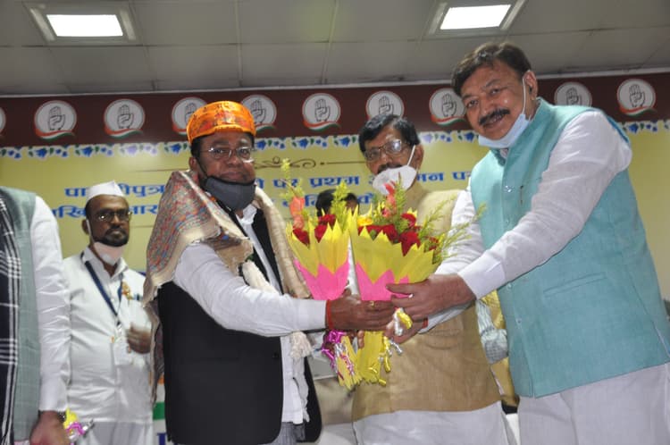 Bihar Congress: कांग्रेस के नए प्रभारी भक्त चरण दास के बिहार आगमन पर बड़े नेता रहे नदारद , सदाकत आश्रम में जमकर बवाल