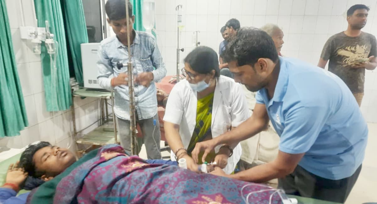 जमुई में सुअर को मारी ठोकर तो नाराज लोगों ने पीटकर दो युवकों को किया घायल, सदर अस्पताल में भर्ती
