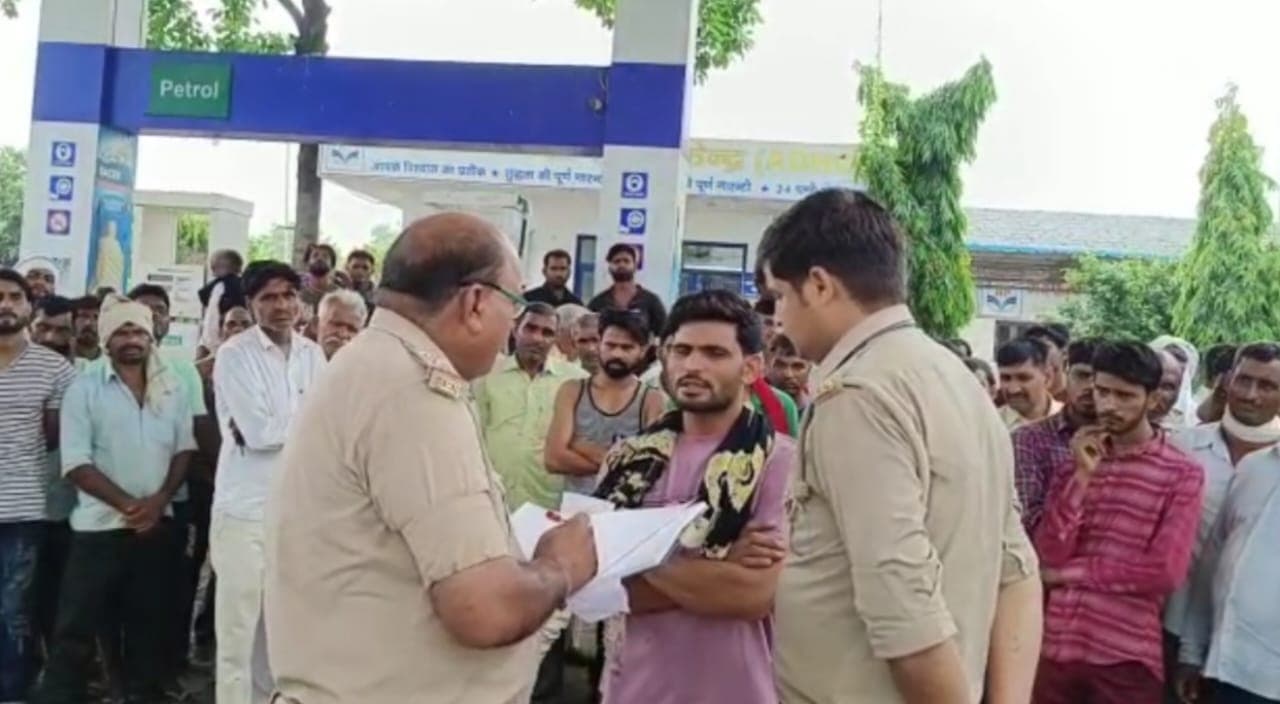 अलीगढ़ में पेट्रोल पंप पर कमरे में मिला होमगार्ड का शव, परिजनों ने जताई हत्या की आशंका, जांच में जुटी पुलिस