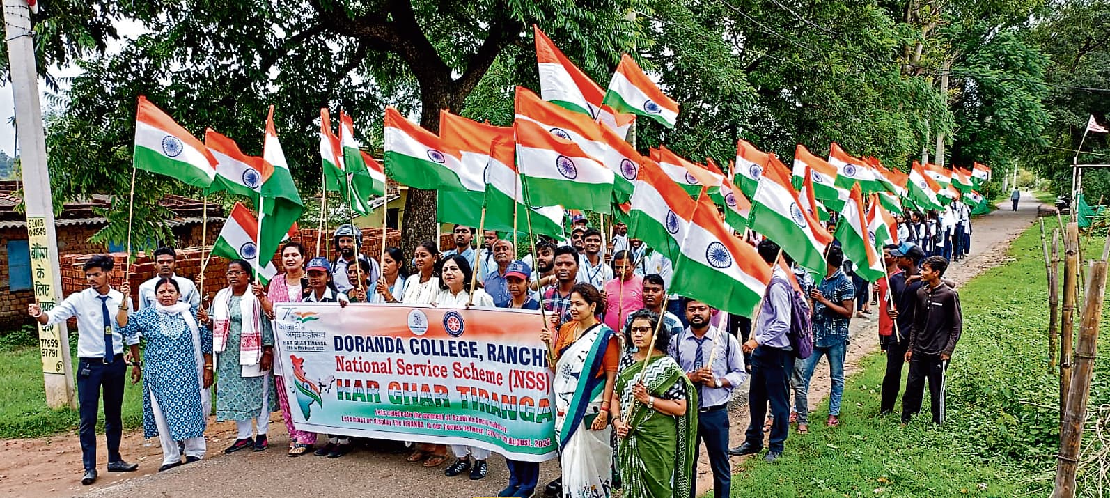 रांची जिला प्रशासन ग्रामीण क्षेत्रों और नगर निगम सभी वार्डों में डोर-टू-डोर बांट रहा तिरंगा