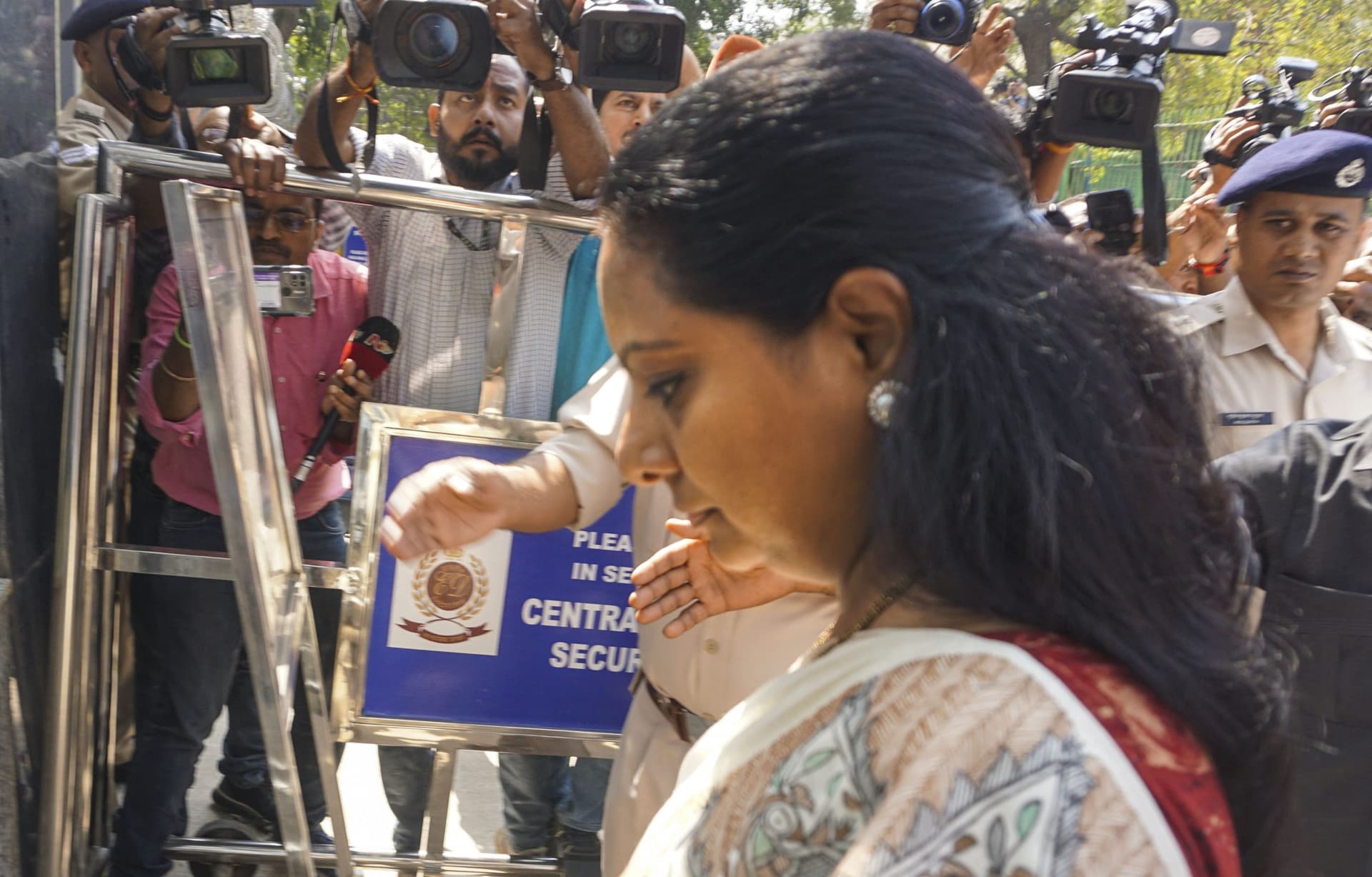 Delhi Liquor Scam: केसीआर की बेटी के कविता से ED की पूछताछ, तेलंगाना भवन में BRS समर्थकों का प्रदर्शन