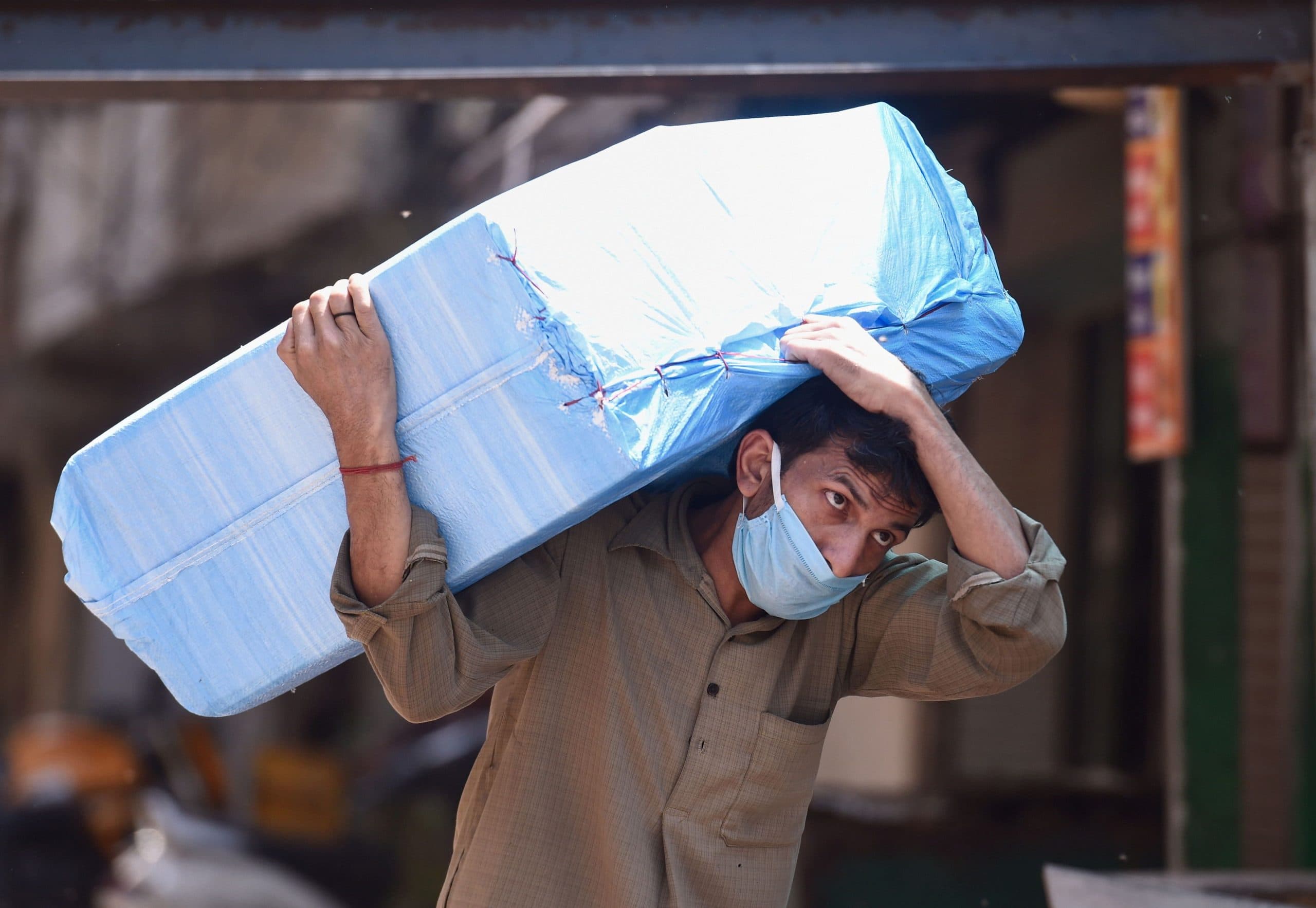 कैसा हो सकता है Lockdown-2! पीएम मोदी सुरक्षा के साथ देश की अर्थव्यवस्था को भी पटरी पर लाने की शुरू करेंगे कोशिश