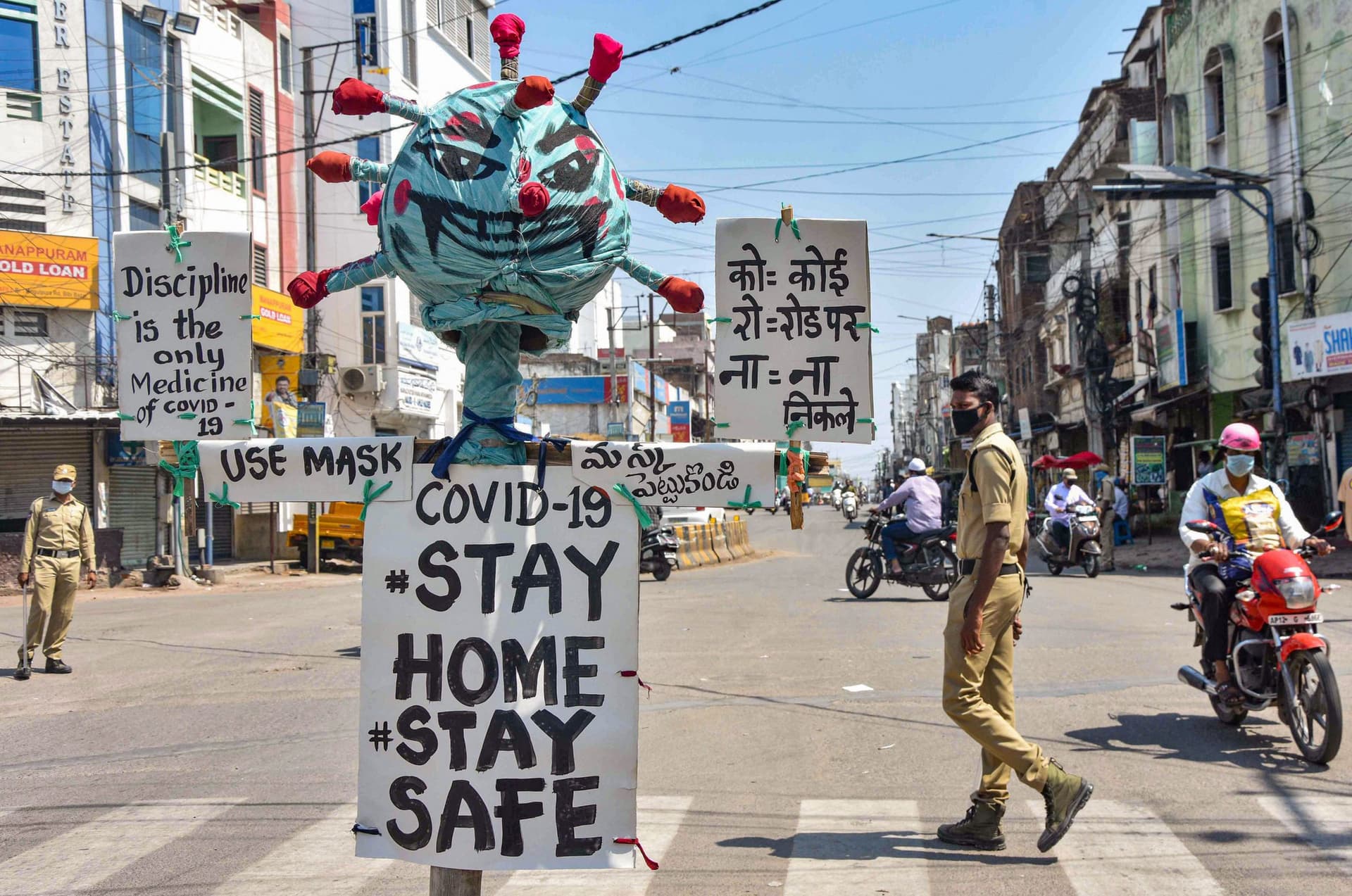 सेना के जवान के अंतिम संस्कार में शामिल होने के लिये 2000 किमी का सफर पैदल तय कर रहे परिजन
