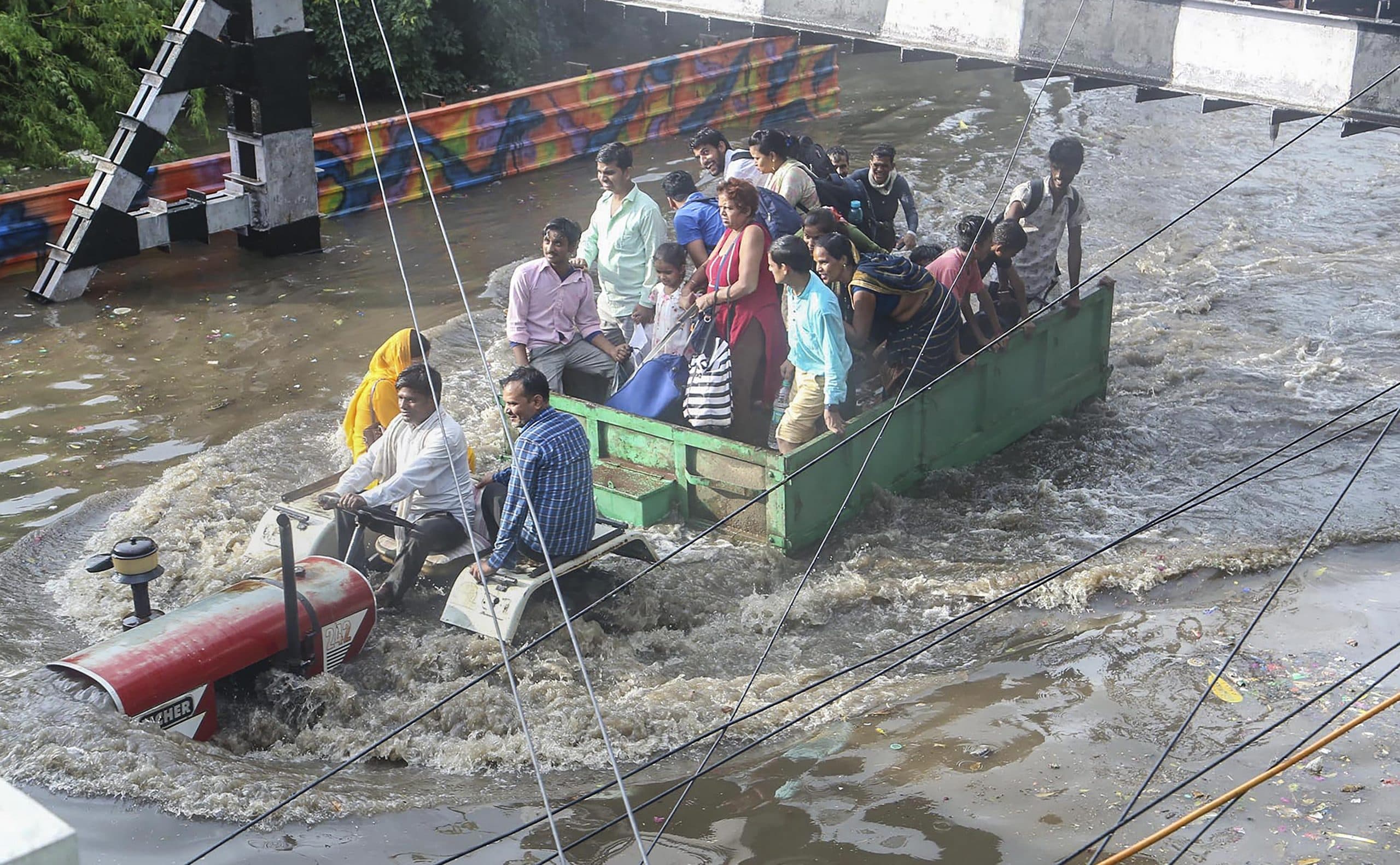 बारिश से परेशान महिला ने विधायक को जड़ दिया थप्पड़, वीडियो वायरल