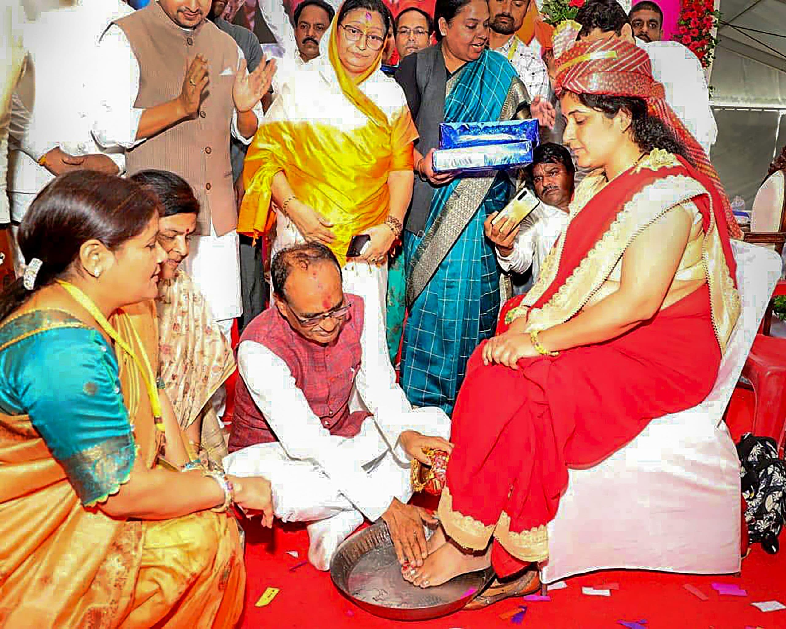 मध्य प्रदेश चुनाव: महिला वोट बैंक पर भाजपा की खास नजर, कांग्रेस के वादे के बाद सीएम शिवराज हुए रेस