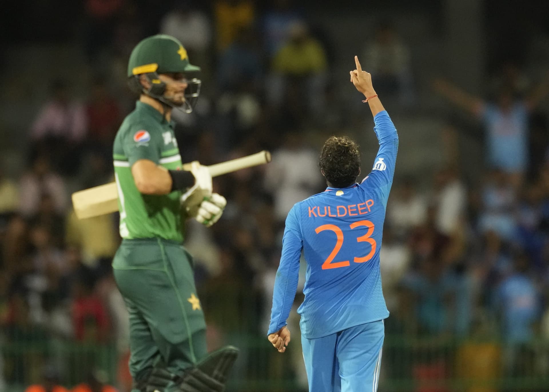 India vs Pakistan: …डूब गया पाकिस्तान! शतकवीर कोहली व राहुल के रनों की बारिश के बाद कुलदीप का बवंडर India vs Pakistan: …डूब गया पाकिस्तान! शतकवीर कोहली व राहुल के रनों की बारिश के बाद कुलदीप का बवंडर